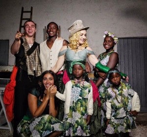 Madonna junto a sus seis hijos Madonna junto a sus seis hijos