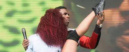 Jason derulo con una de sus bailarinas durante el V Festival Jason derulo con una de sus bailarinas durante el V Festival