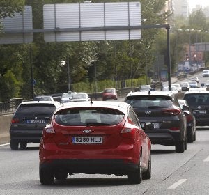 Coches por una carretera española Coches por una carretera española