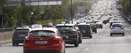 Coches por una carretera española Coches por una carretera española