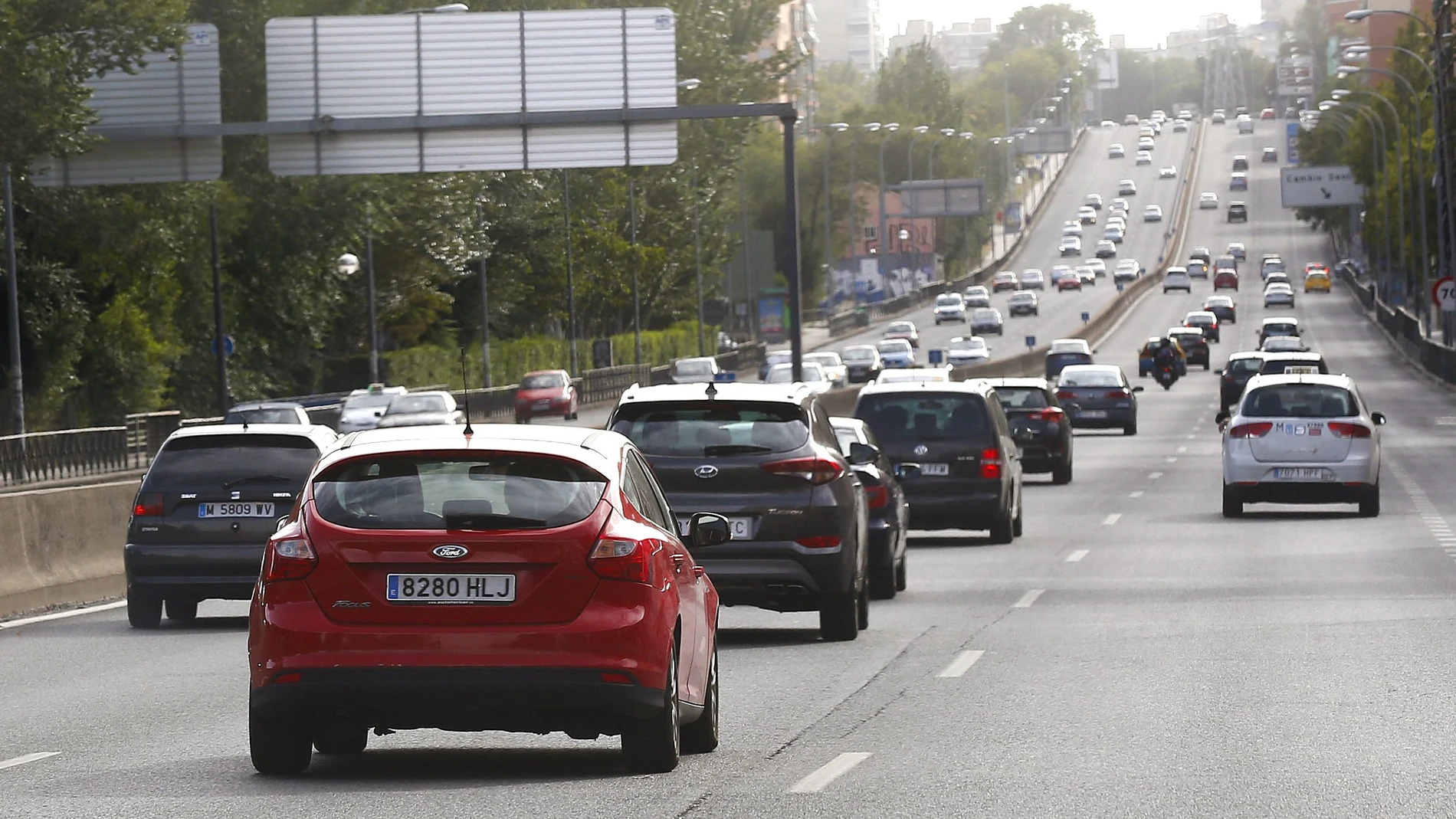 Coches por una carretera española Coches por una carretera española