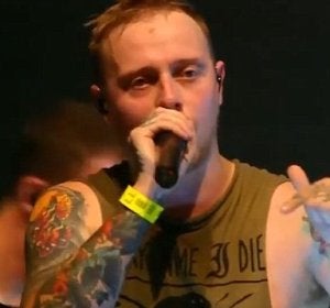 Sam Carter, cantante de Architect, para un concierto para denunciar una agresión sexual entre el público Sam Carter, cantante de Architect, para un concierto para denunciar una agresión sexual entre el público
