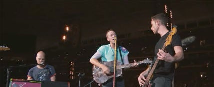Coldplay interpretando su tema inédito &#39;Houston&#39; durante su concierto en Miami