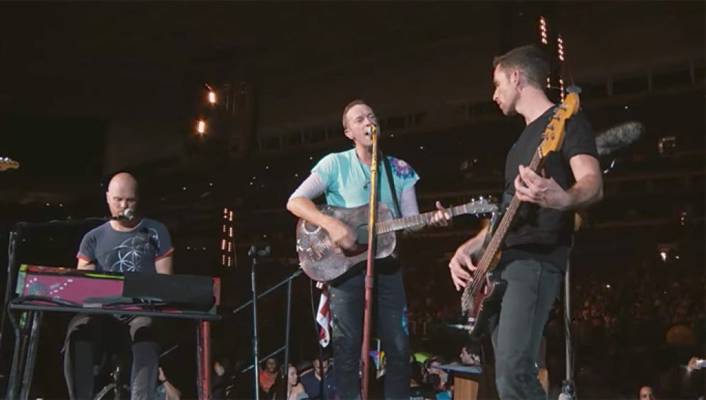 Coldplay interpretando su tema inédito 'Houston' durante su concierto en Miami