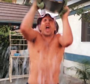 Un joven realiza el reto de 'Hot Water Challenge' Un joven realiza el reto de 'Hot Water Challenge'