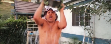 Un joven realiza el reto de 'Hot Water Challenge' Un joven realiza el reto de 'Hot Water Challenge'