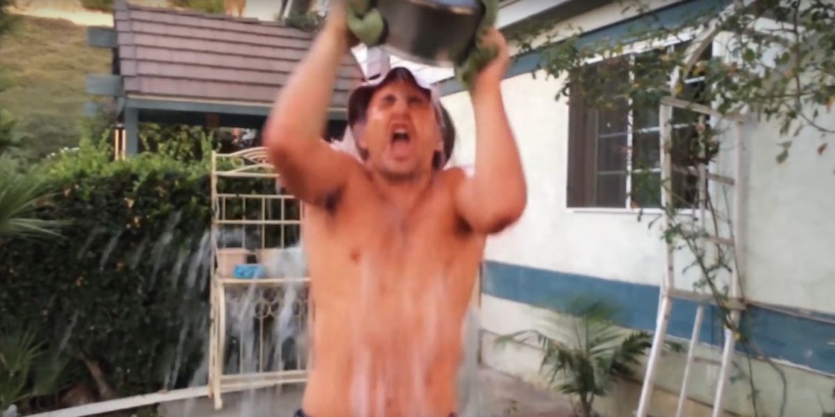 Un joven realiza el reto de 'Hot Water Challenge'