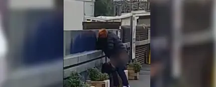 Una pareja teniendo sexo en un andén del metro de Londres Una pareja teniendo sexo en un andén del metro de Londres