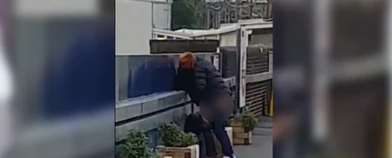 Una pareja teniendo sexo en un andén del metro de Londres Una pareja teniendo sexo en un andén del metro de Londres