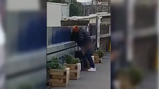 Una pareja teniendo sexo en un andén del metro de Londres