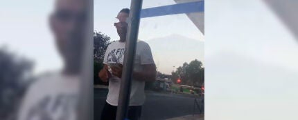Una joven se revela contra el hombre que le acosa a diario en la parada del autobús