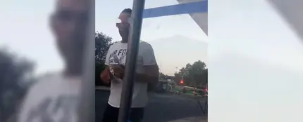 Una joven se revela contra el hombre que le acosa a diario en la parada del autobús Una joven se revela contra el hombre que le acosa a diario en la parada del autobús