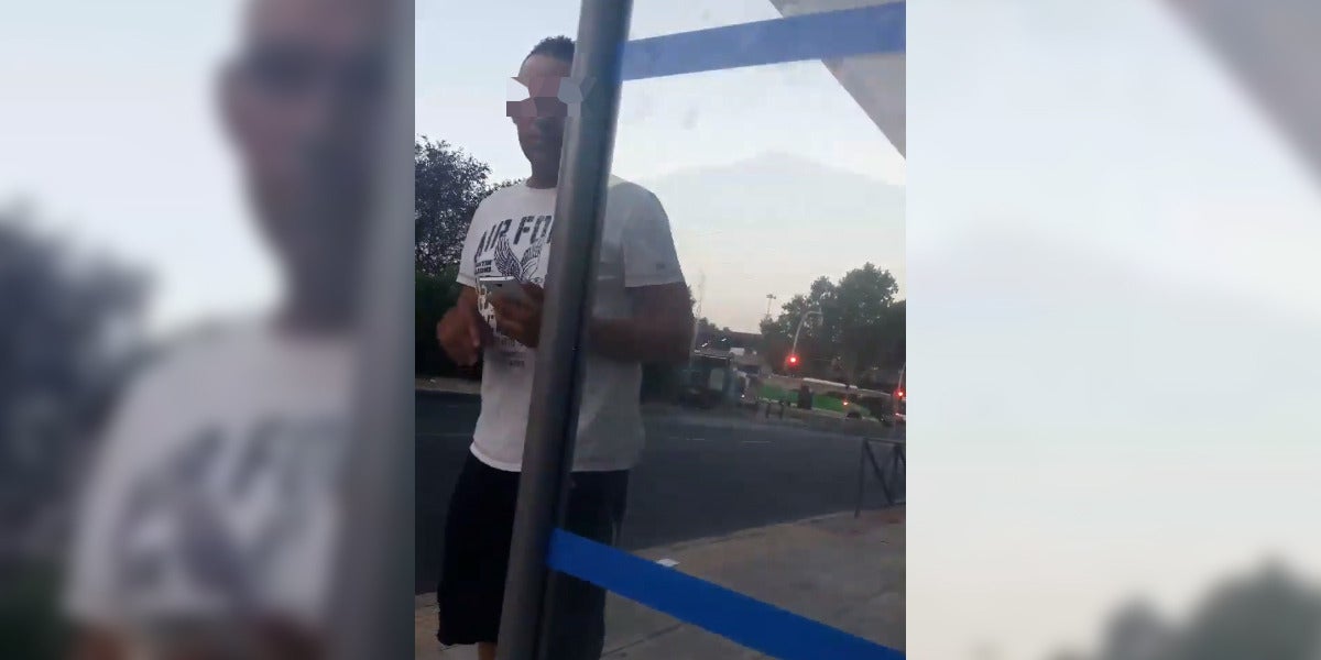 Una joven se revela contra el hombre que le acosa a diario en la parada del autobús
