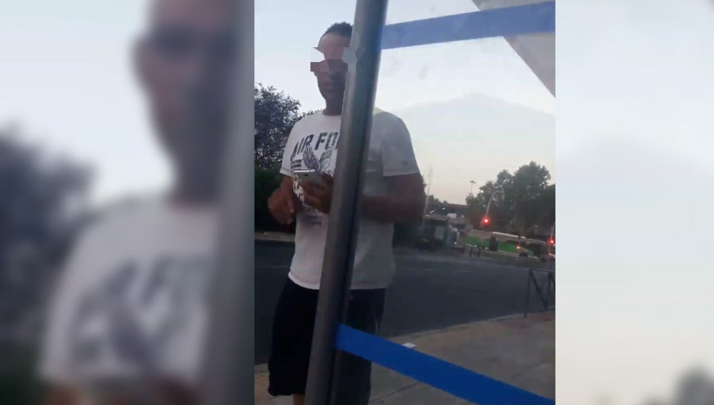 Una joven se revela contra el hombre que le acosa a diario en la parada del autobús