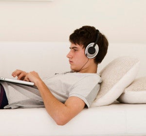 Adolescente navegando por Internet Adolescente navegando por Internet