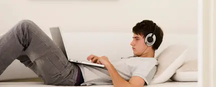 Adolescente navegando por Internet Adolescente navegando por Internet