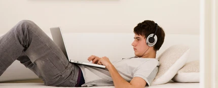 Adolescente navegando por Internet Adolescente navegando por Internet