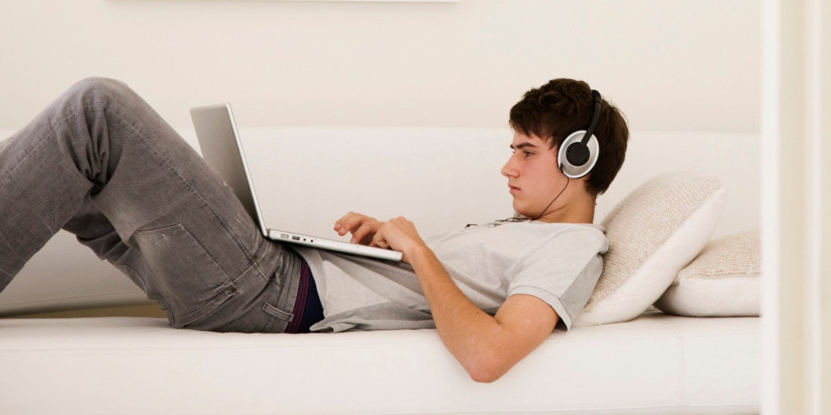 Adolescente navegando por Internet