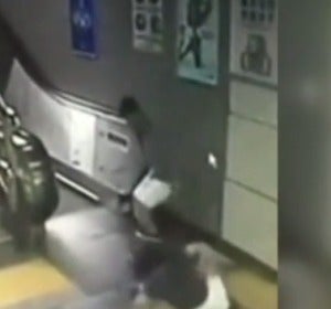 El suelo “se traga” a una mujer que iba por las escaleras mecánicas del metro El suelo “se traga” a una mujer que iba por las escaleras mecánicas del metro