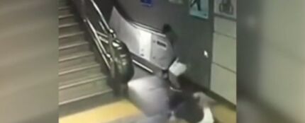 El suelo “se traga” a una mujer que iba por las escaleras mecánicas del metro