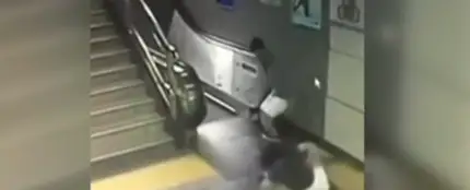 El suelo “se traga” a una mujer que iba por las escaleras mecánicas del metro El suelo “se traga” a una mujer que iba por las escaleras mecánicas del metro