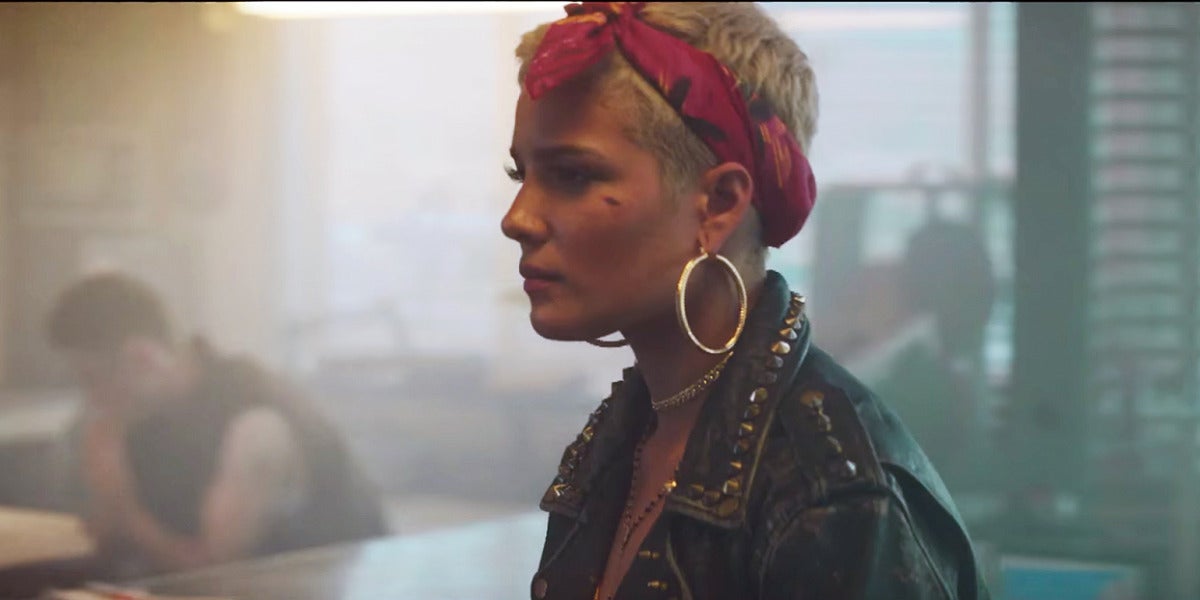 Halsey en el vídeo de 'Bad At Love'