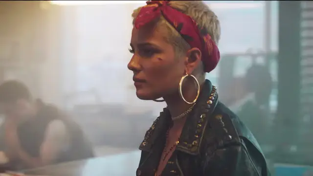 Halsey en el vídeo de 'Bad At Love'