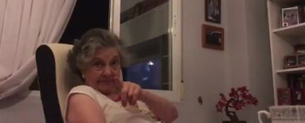 Una captura del vídeo de la reacción de la abuela, fan de Juego de Tronos