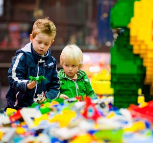 Niños jugando con Lego Niños jugando con Lego