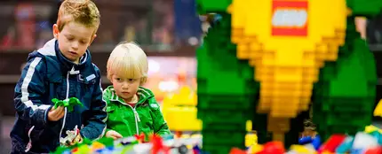 Niños jugando con Lego Niños jugando con Lego