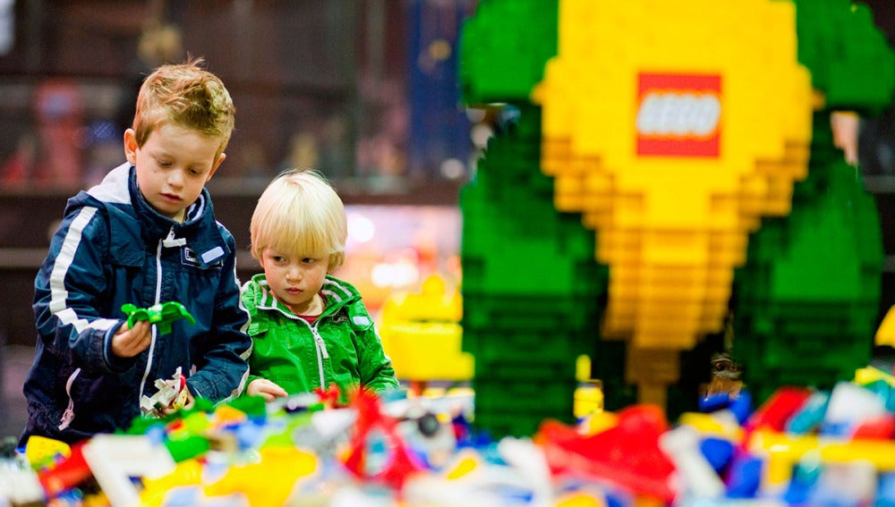 Niños jugando con Lego