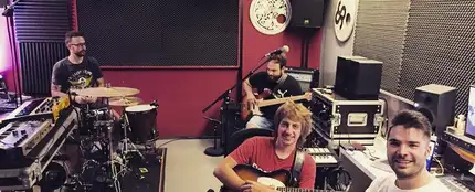 Supersubmarina se reúne de nuevo en su local de ensayo Supersubmarina se reúne de nuevo en su local de ensayo