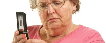 Abuela mirando el móvil Abuela mirando el móvil