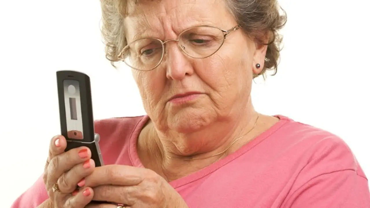 Abuela mirando el móvil Abuela mirando el móvil