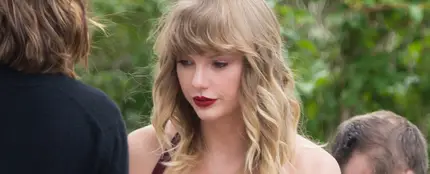 Taylor Swift de dama de honor en la boda de su mejor amiga Taylor Swift de dama de honor en la boda de su mejor amiga