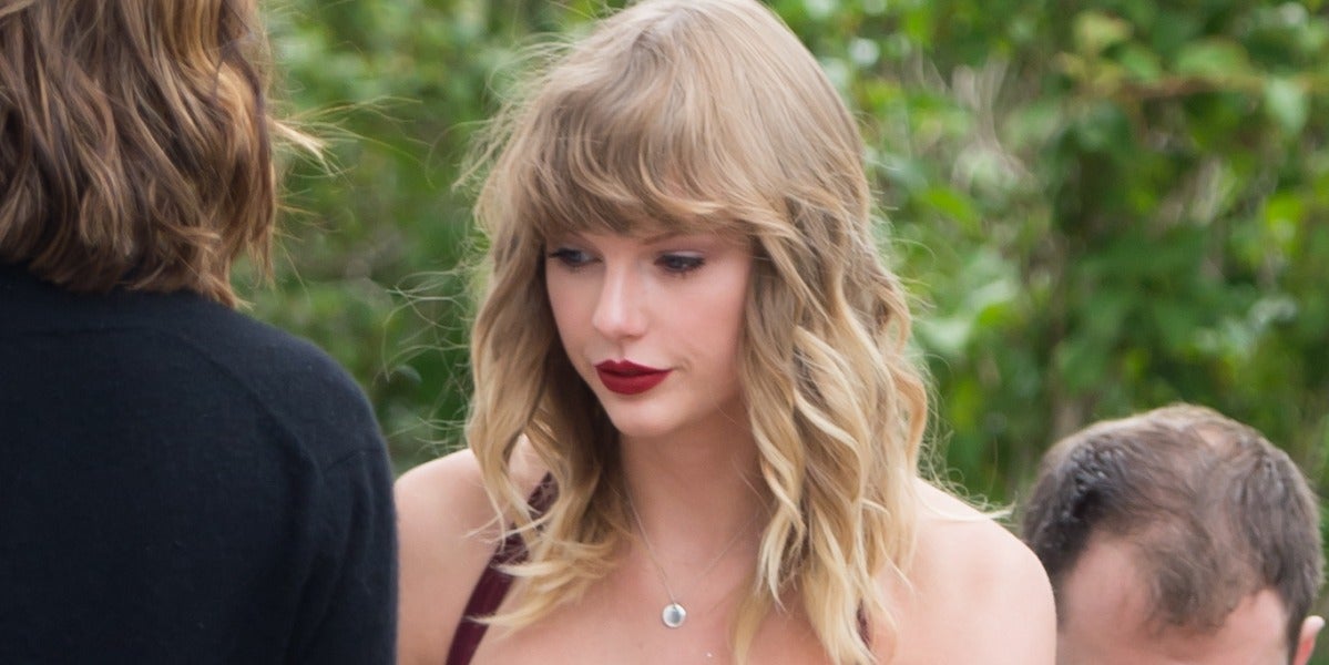Taylor Swift de dama de honor en la boda de su mejor amiga