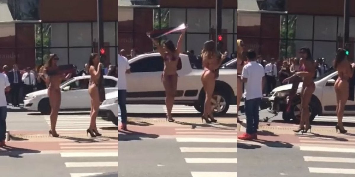 Momento del choque del vehículo por mirar a las chicas