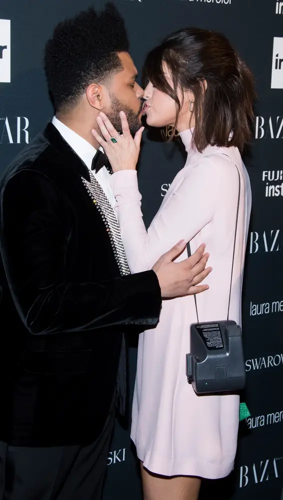 El primer beso público de Selena Gomez y The Weeknd El primer beso público de Selena Gomez y The Weeknd