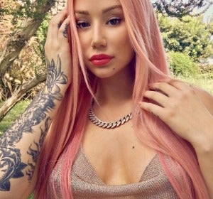 Iggy Azalea ha cambiado su rubia melena por el rosa Iggy Azalea ha cambiado su rubia melena por el rosa