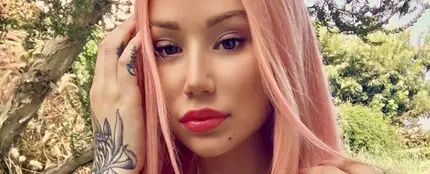 Iggy Azalea ha cambiado su rubia melena por el rosa Iggy Azalea ha cambiado su rubia melena por el rosa