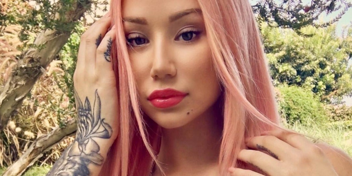 Iggy Azalea ha cambiado su rubia melena por el rosa