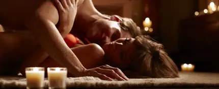 Pareja tumbada con velas Pareja tumbada con velas