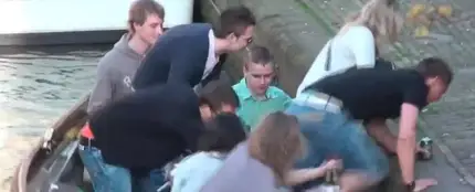 El vídeo viral de una señora intentando salir de una barca El vídeo viral de una señora intentando salir de una barca