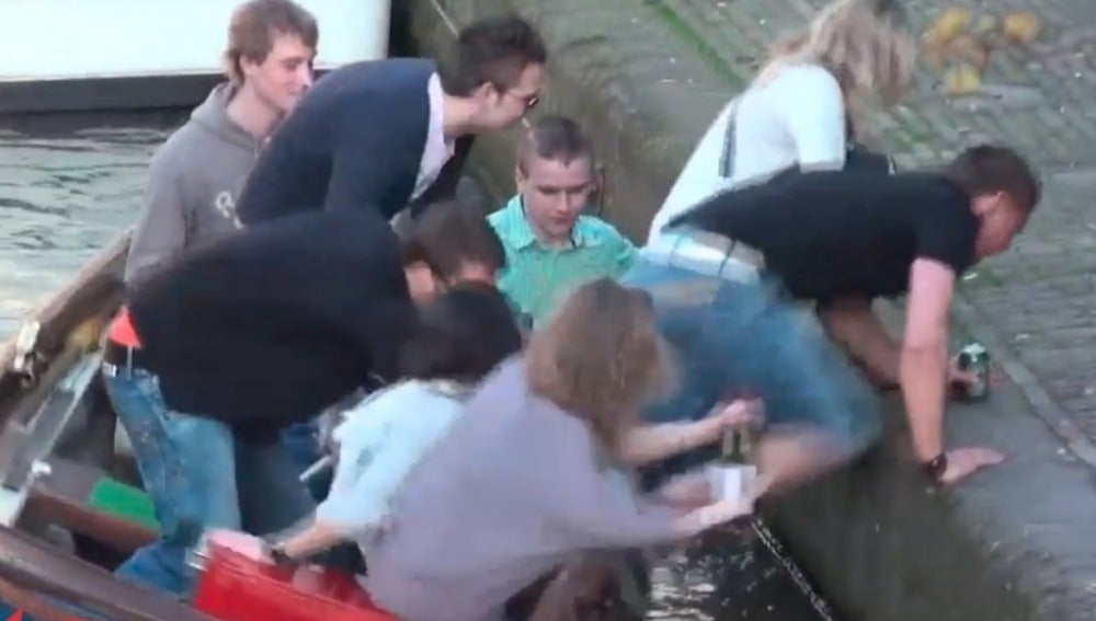 El vídeo viral de una señora intentando salir de una barca