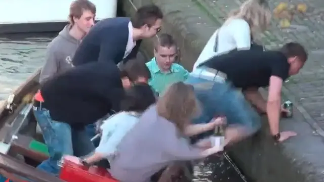 El vídeo viral de una señora intentando salir de una barca
