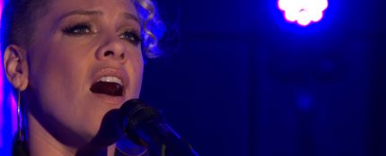 Pink en su actuación en la BBC Radio 1