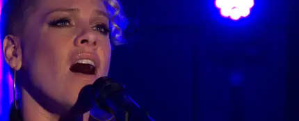 Pink en su actuación en la BBC Radio 1 Pink en su actuación en la BBC Radio 1