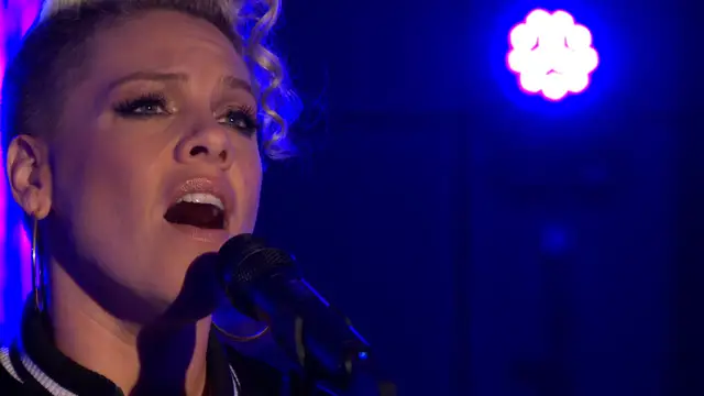 Pink en su actuación en la BBC Radio 1