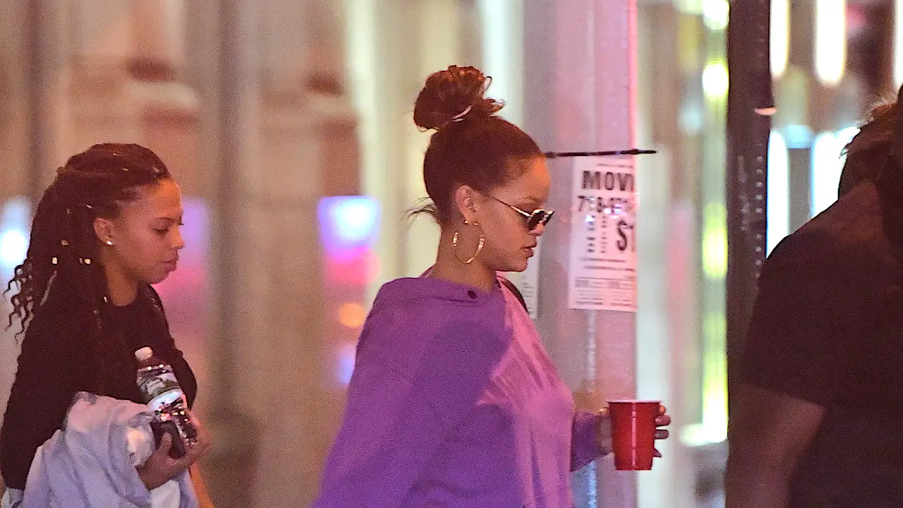 Rihanna sale en chándal para estar cómoda Rihanna sale en chándal para estar cómoda