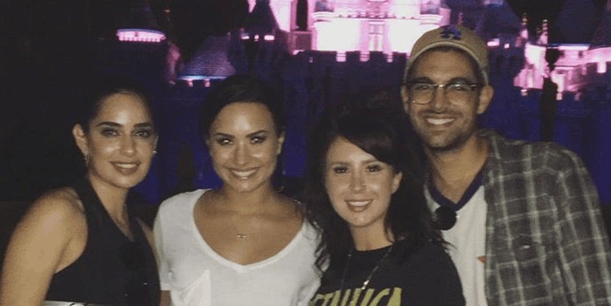 Demi Lovato junto a Lauren Abedini y unos amigos en Disneyland